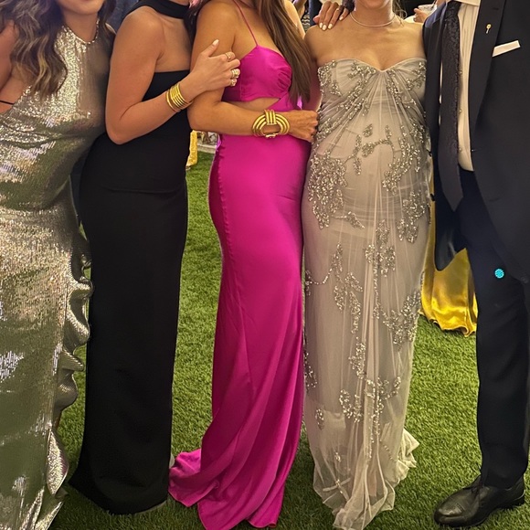 Assymeyrical pink backless gown! Stunning! Stunning! Stunning! - Picture 5 of 7